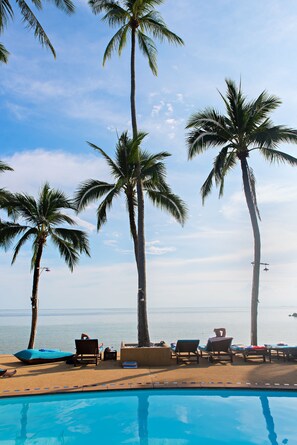 Außenpool, Sonnenschirme, Liegestühle