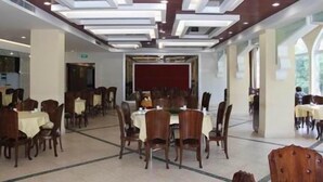 يتم تقديم الإفطار والغداء والعشاء 