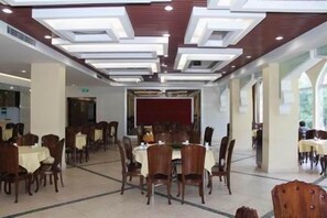 Breakfast, lunch and dinner served - Shenzhen Muslim Hotel (Shenzhen)