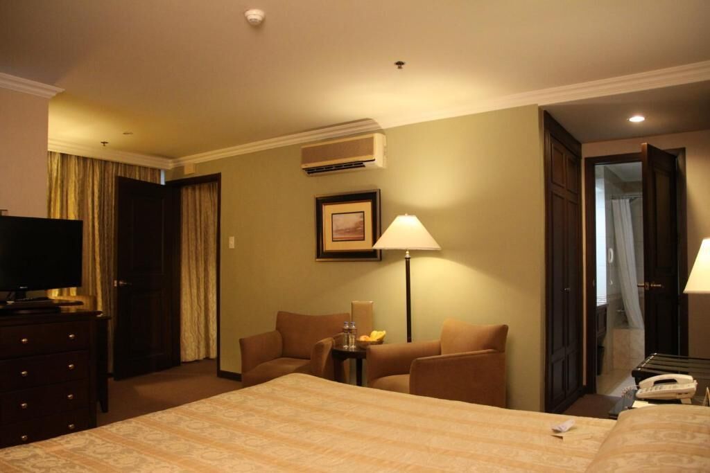 junior suite, 1 king bed (multi use) | 1 bedroom, minibar, in-room safe, individually decorated