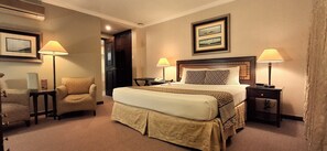 Junior Suite, 1 King Bed (Multi Use) | Minibar, in-room safe, individually decorated, individually furnished - Herald Suites Solana (Makati)