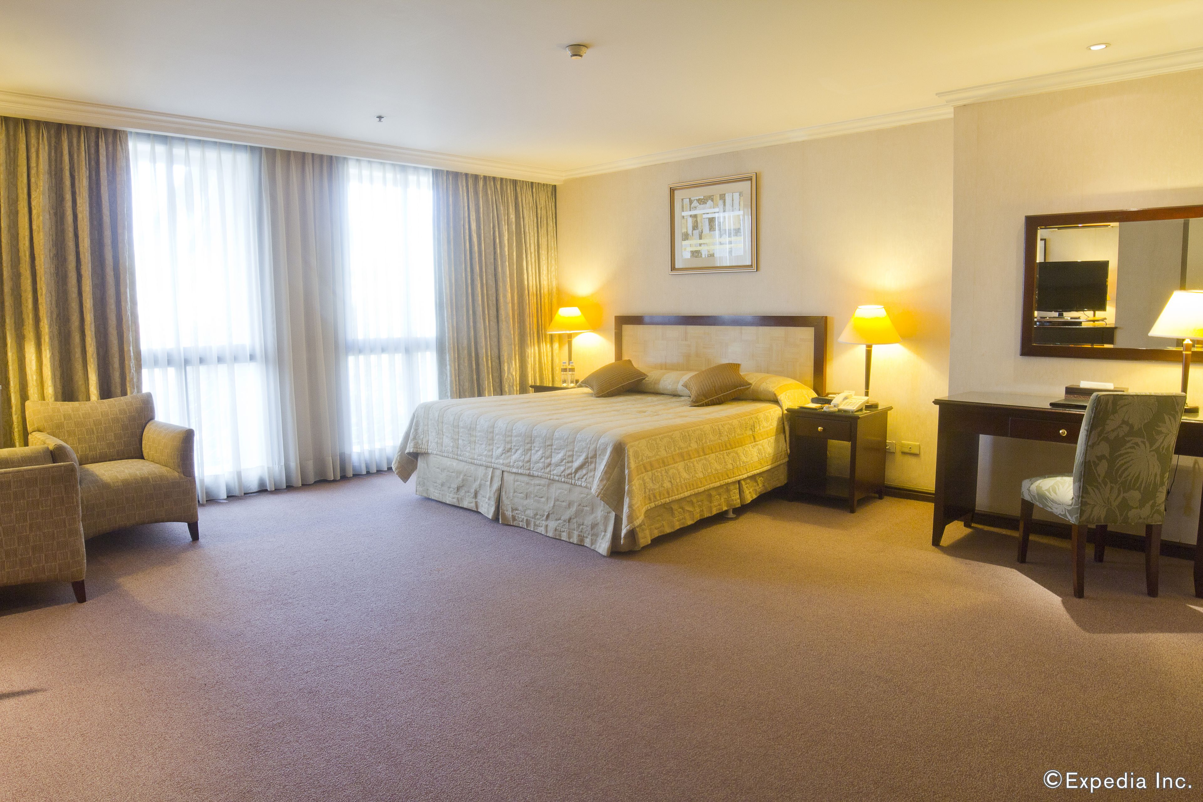 deluxe room, 1 king bed (multi use) | 1 bedroom, minibar, in-room safe, individually decorated