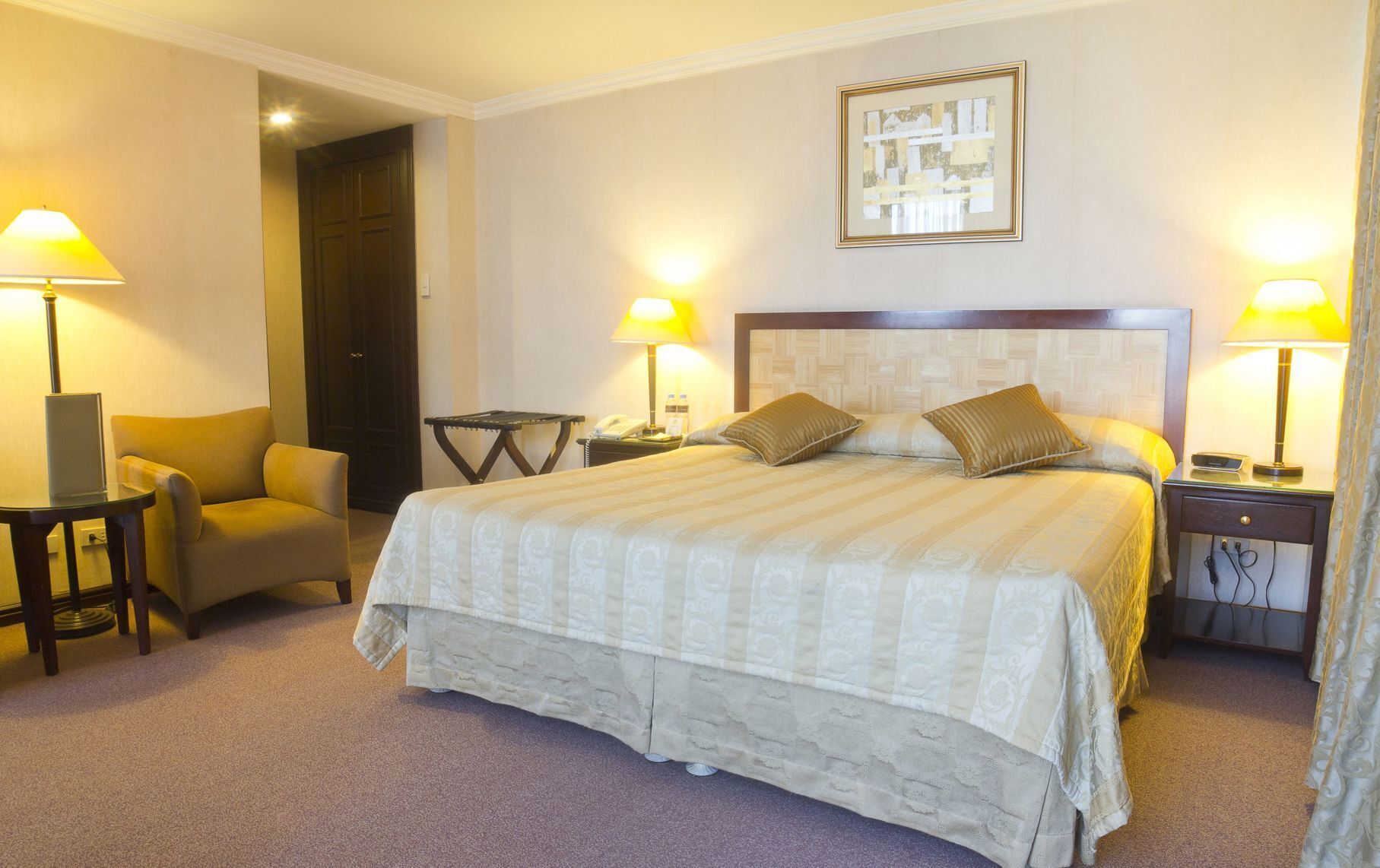 Minibar, värdeförvaringsskåp på rummet och individuell inredning