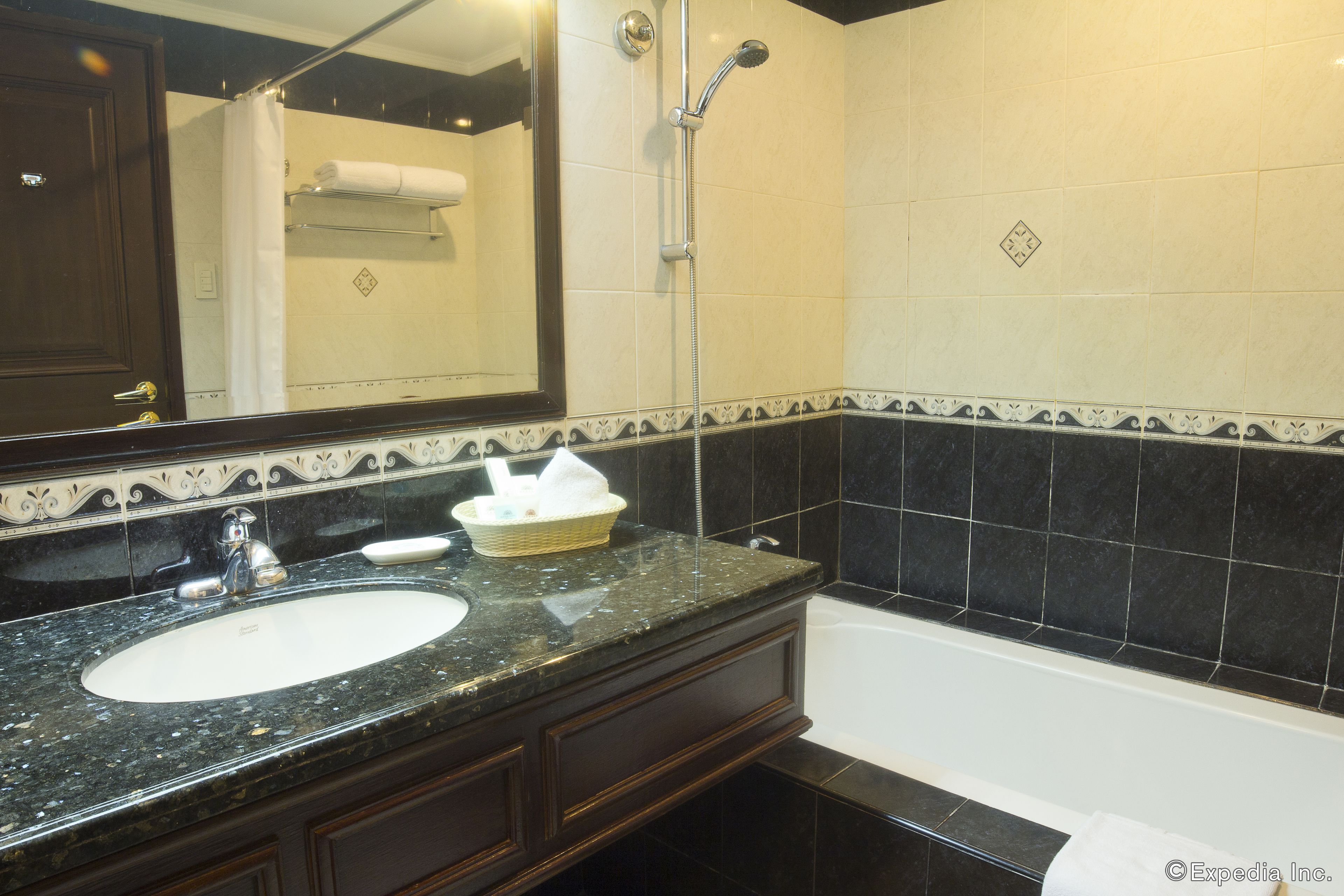 combined shower/bathtub, hair dryer, slippers, bidet