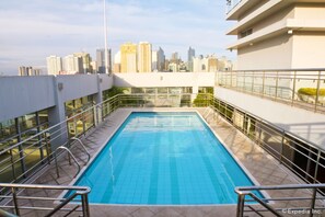 Outdoor pool - Herald Suites Solana (Makati)