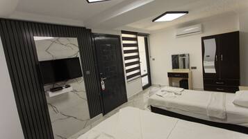 Chambre Triple Familiale | Minibar, Wi-Fi gratuit, draps fournis