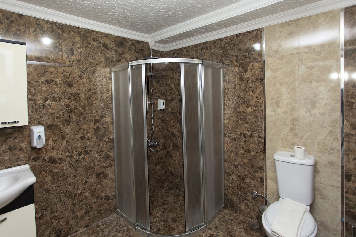 Kamar Triple Keluarga | Kamar mandi | Shower, pancuran hujan, pengering rambut, dan handuk