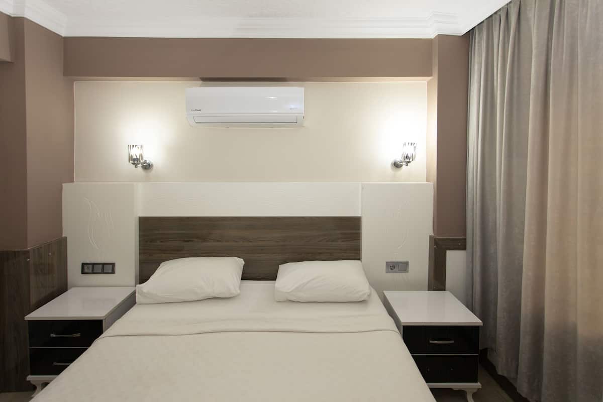 Een minibar, gratis wifi, beddengoed
