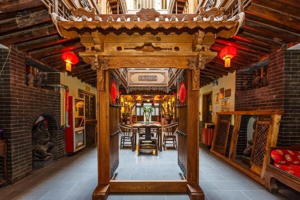 Sarapan, makan tengah hari dan makan malam dihidangkan