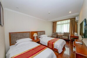 加厚床垫、客房内保险箱、办公桌、遮光窗帘