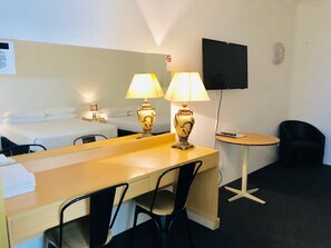 Desk, blackout drapes, soundproofing, cribs/infant beds - Campbelltown Colonial Motor Inn (Sydney)