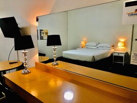 Escritorio, cortinas blackout, sistema de insonorización y cunas