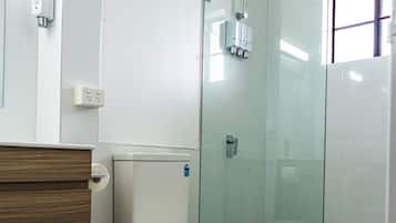 Duschwanne, kostenlose Toilettenartikel, Handtücher