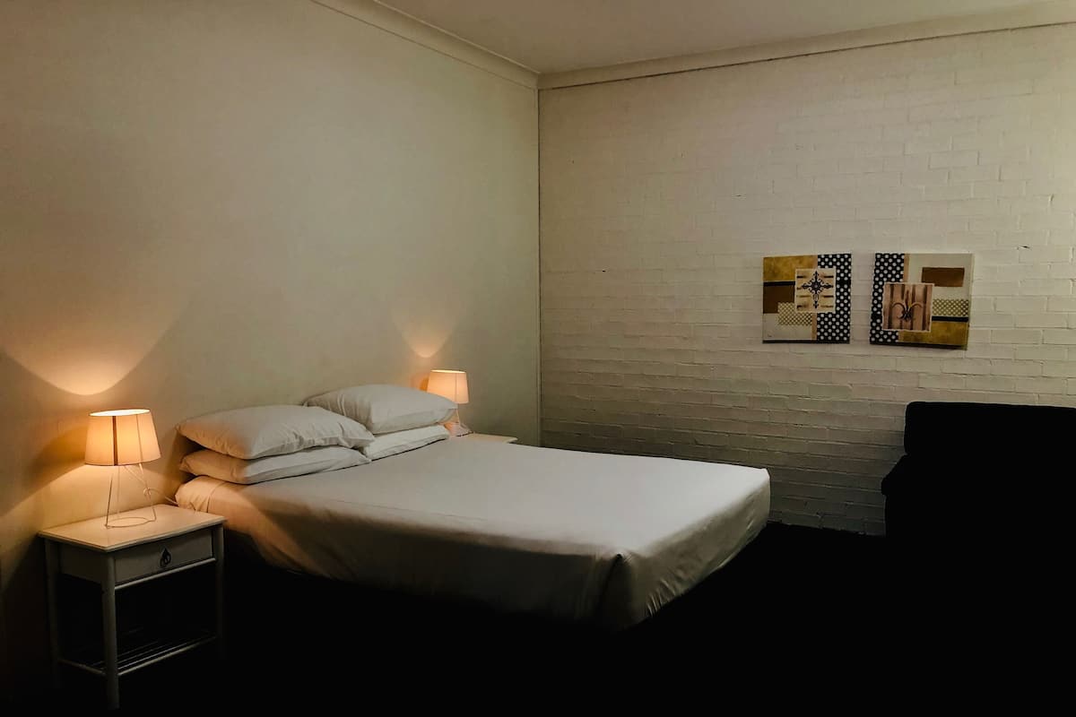 Standard Queen Room | Desk, blackout curtains, soundproofing, cots/infant beds