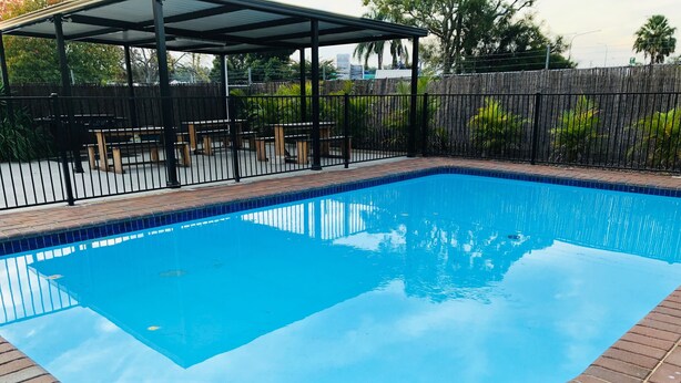 Outdoor pool - Campbelltown Colonial Motor Inn (Sydney)