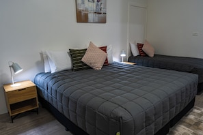 Superior Studio | Desk, blackout drapes, soundproofing, WiFi (free) - Campbelltown Colonial Motor Inn (Sydney)