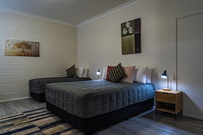 Escrivaninha, cortinas blackout, quartos à prova de som