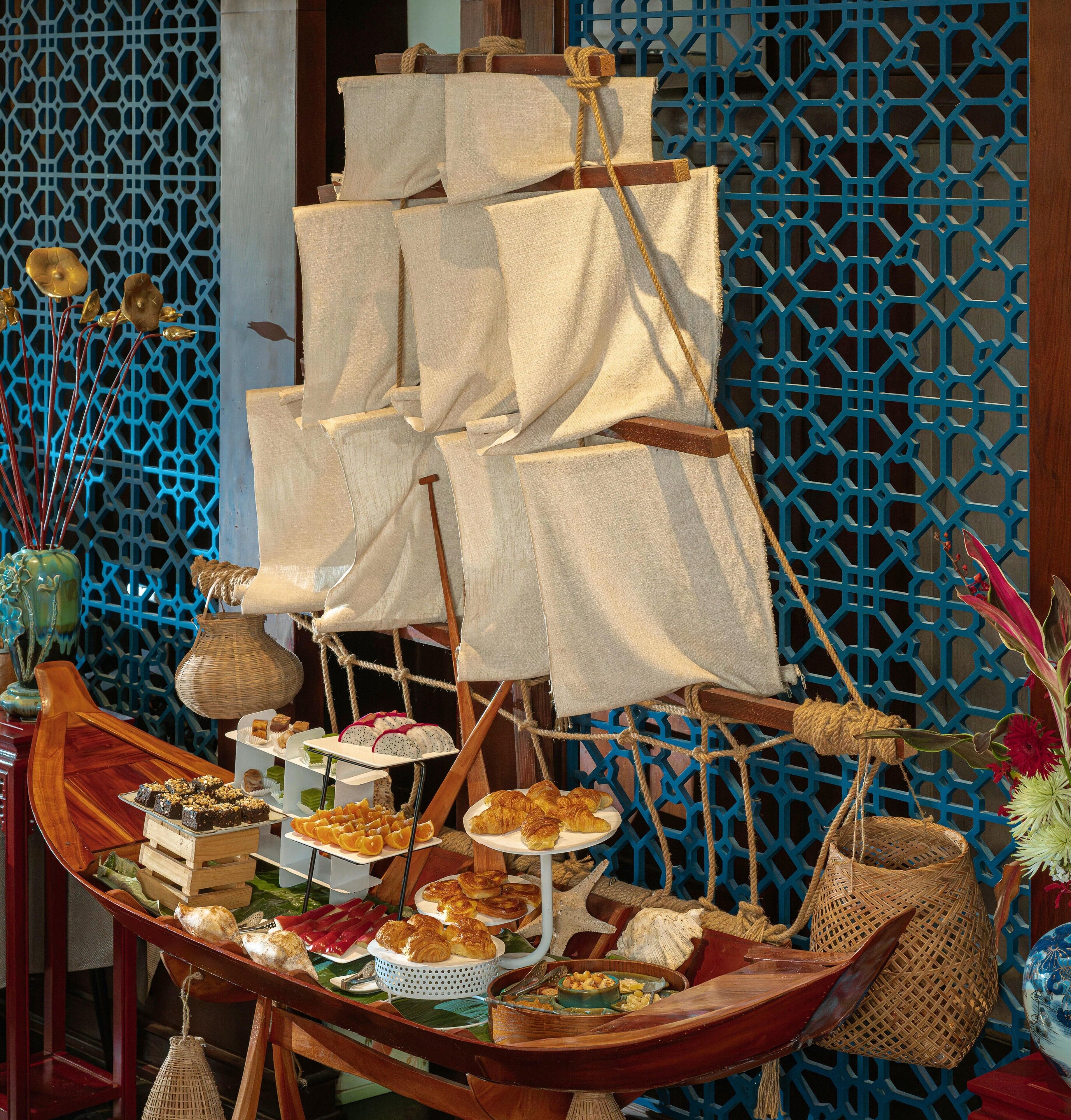 อาหารเช้า  แบบบุฟเฟ่ต์ทุกวัน (VND 250000 ต่อคน)