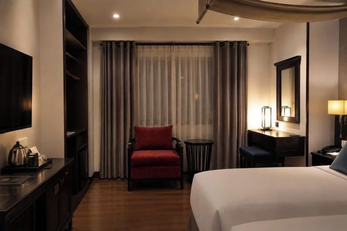 Premium bedding, in-room safe, blackout curtains, soundproofing