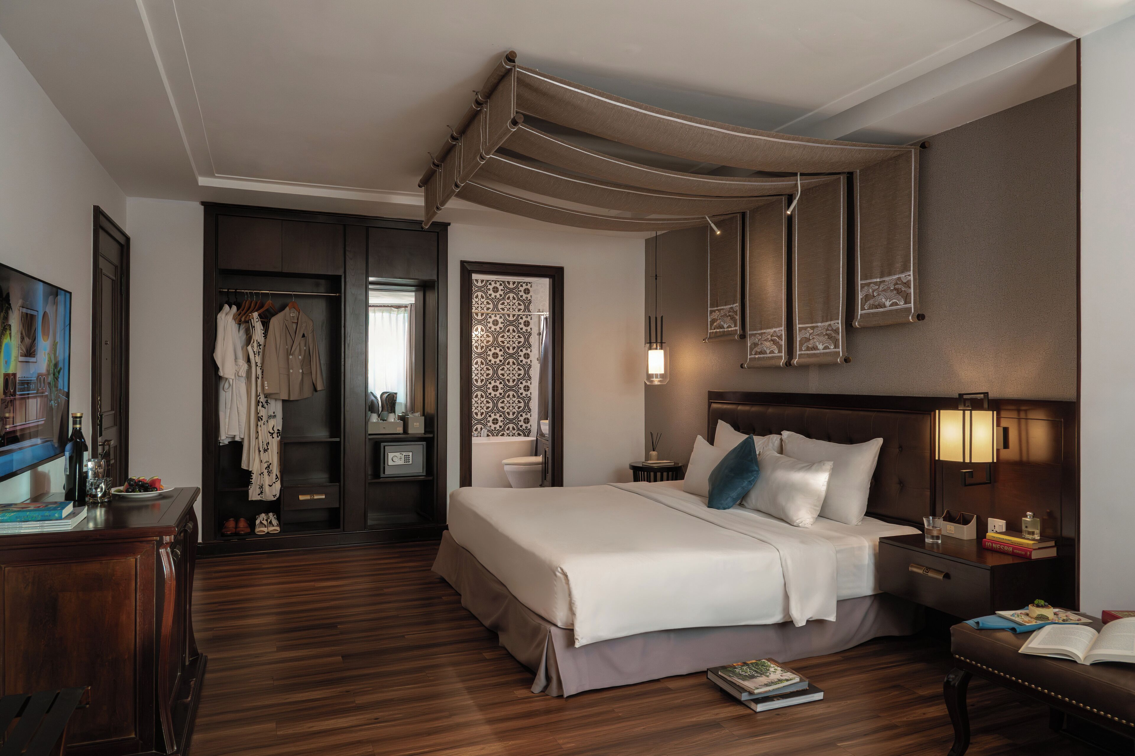 Ropa de cama de alta calidad y caja de seguridad en la habitación 