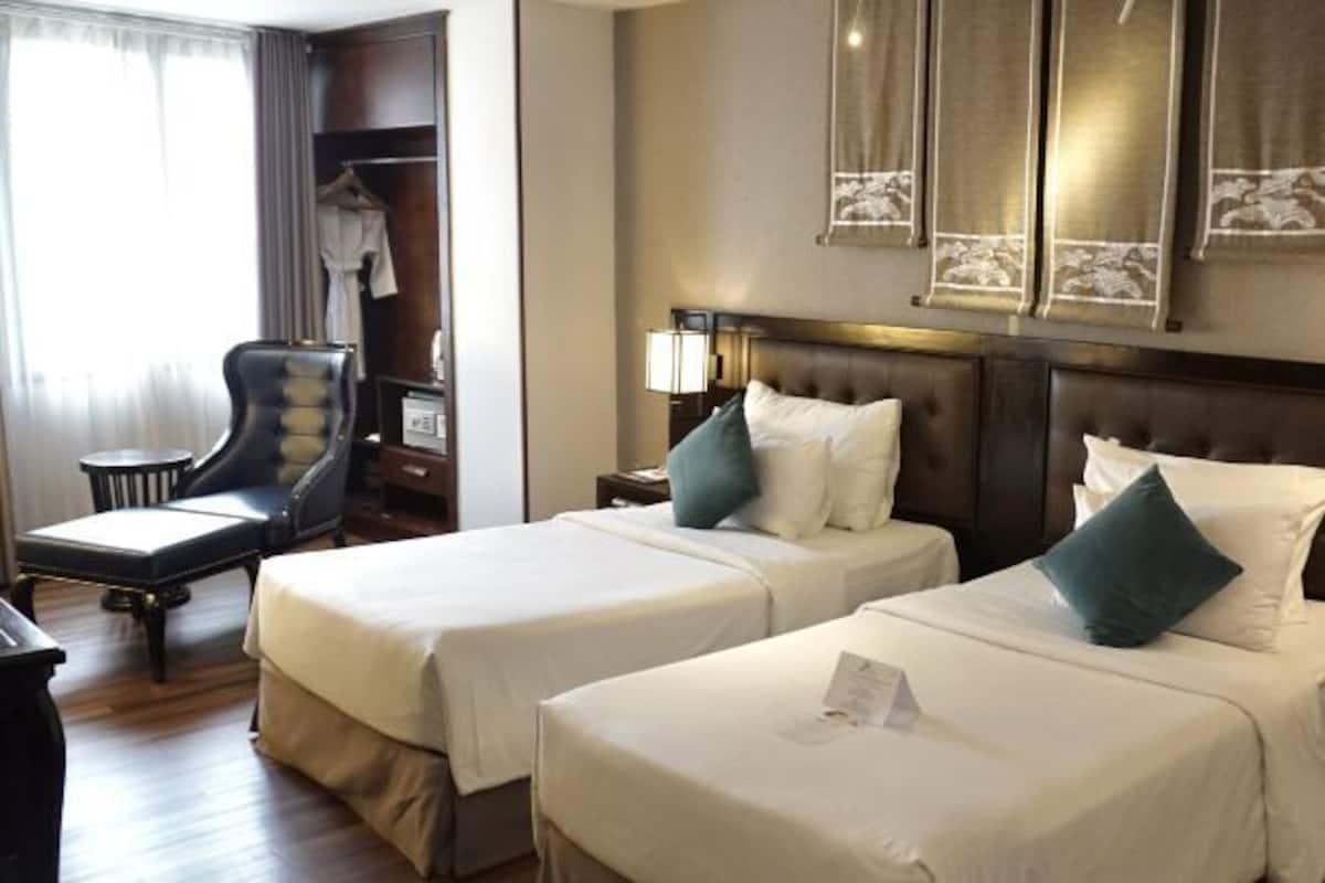 Premium bedding, in-room safe, blackout drapes, soundproofing