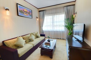 エグゼクティブ スイート | リビングルーム | 36 インチのプラズマテレビ (デジタル放送視聴可)、テレビ