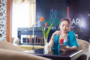 朝食、ランチ、ディナーに営業