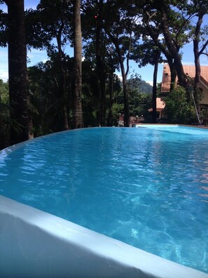 Piscina externa, espreguiçadeiras