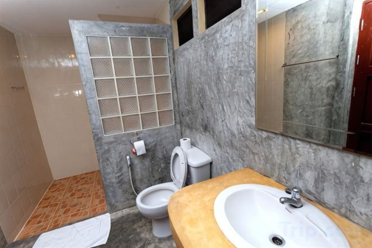 Baño | Regadera, amenidades de baño gratuitas, secadora de cabello, batas 