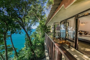 Ocean - Single Occupancy | Minibar, in-room safe, individually decorated, individually furnished