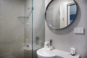 Articles de toilette gratuits, sèche-cheveux, serviettes fournies