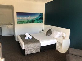 Cortinas blackout, tabla de planchar con plancha y wifi gratis 