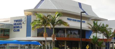 A building with a sign reading "Tweed Heads Bowl Club".