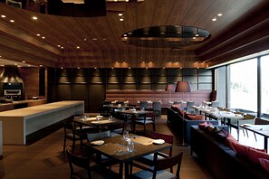 3 restaurants; dinner served 