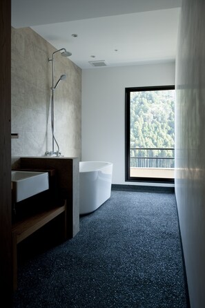 Luxe Twin kamer, niet-roken (52sqm, with bathroom, for 1 - 2) | Badkamer | Een bad/douchecombinatie, een bubbelbad, gratis toiletartikelen