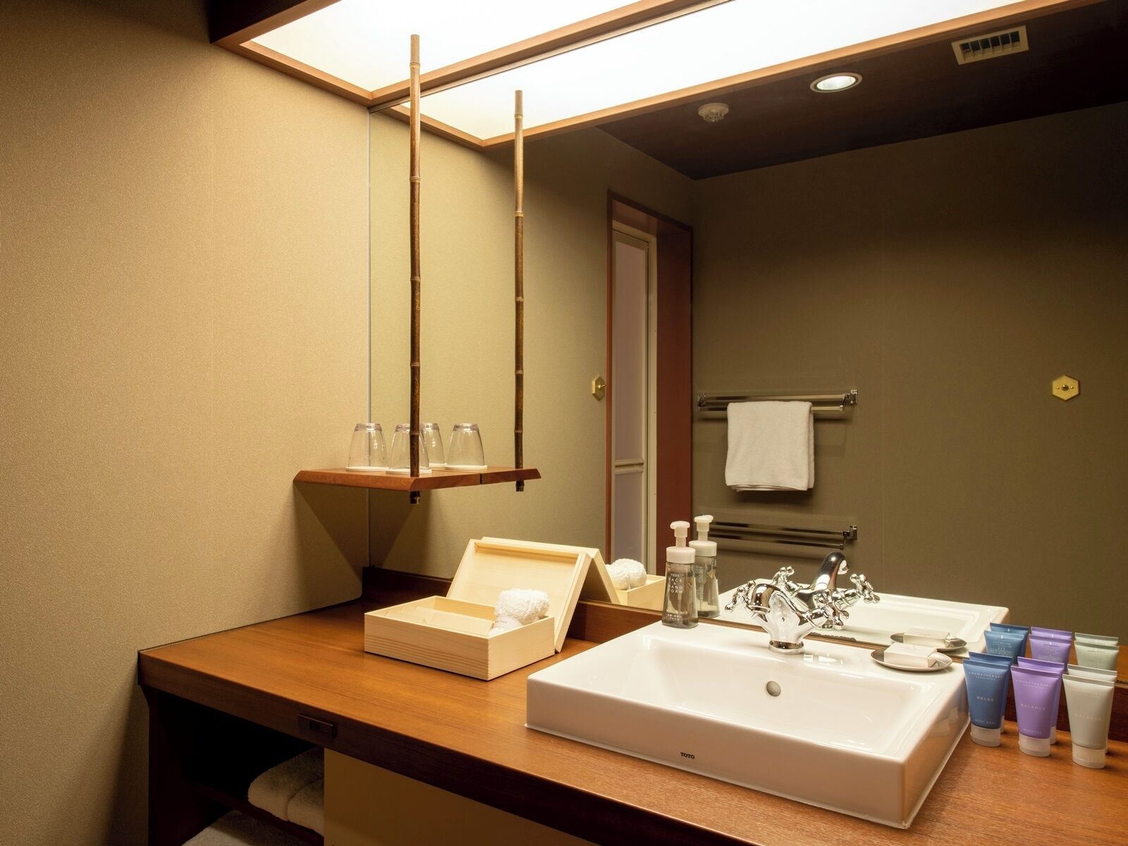 combined shower/bathtub, jetted bath, free toiletries, hair dryer