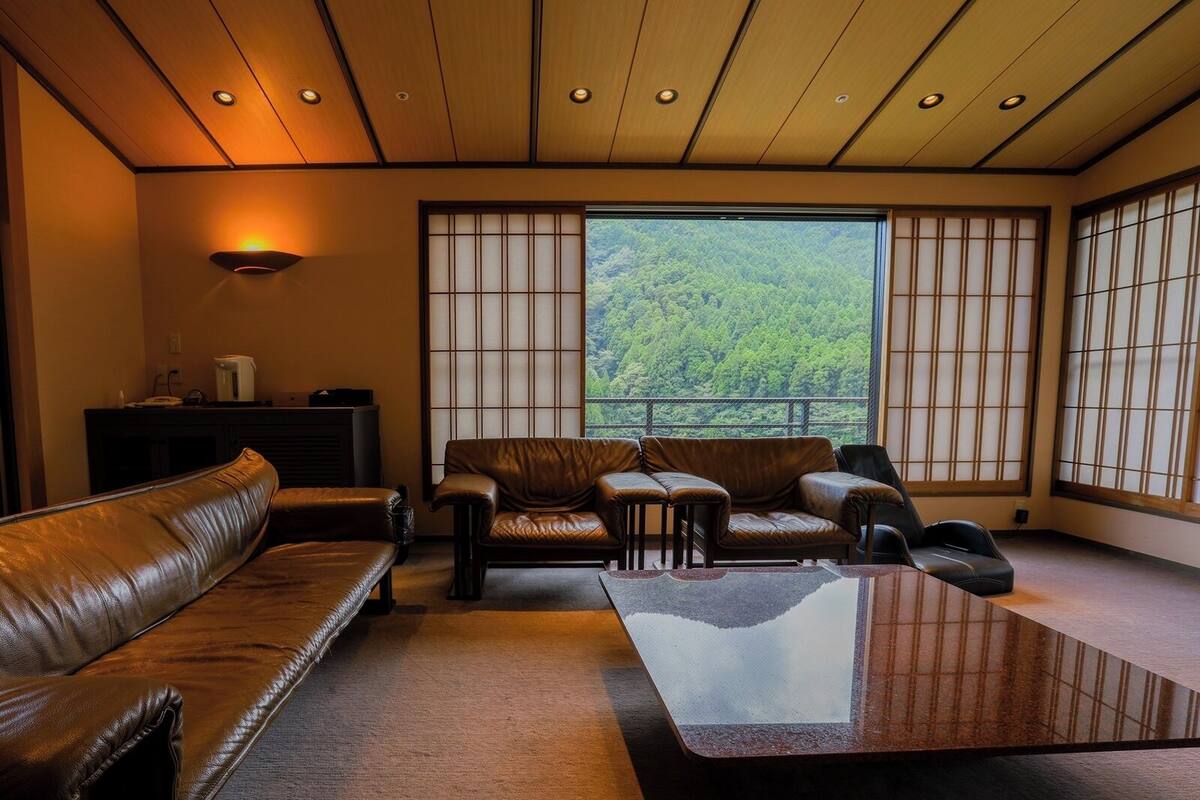 ONCRI Suite, Non Smoking | Premium bedding, in-room safe, individually decorated, desk