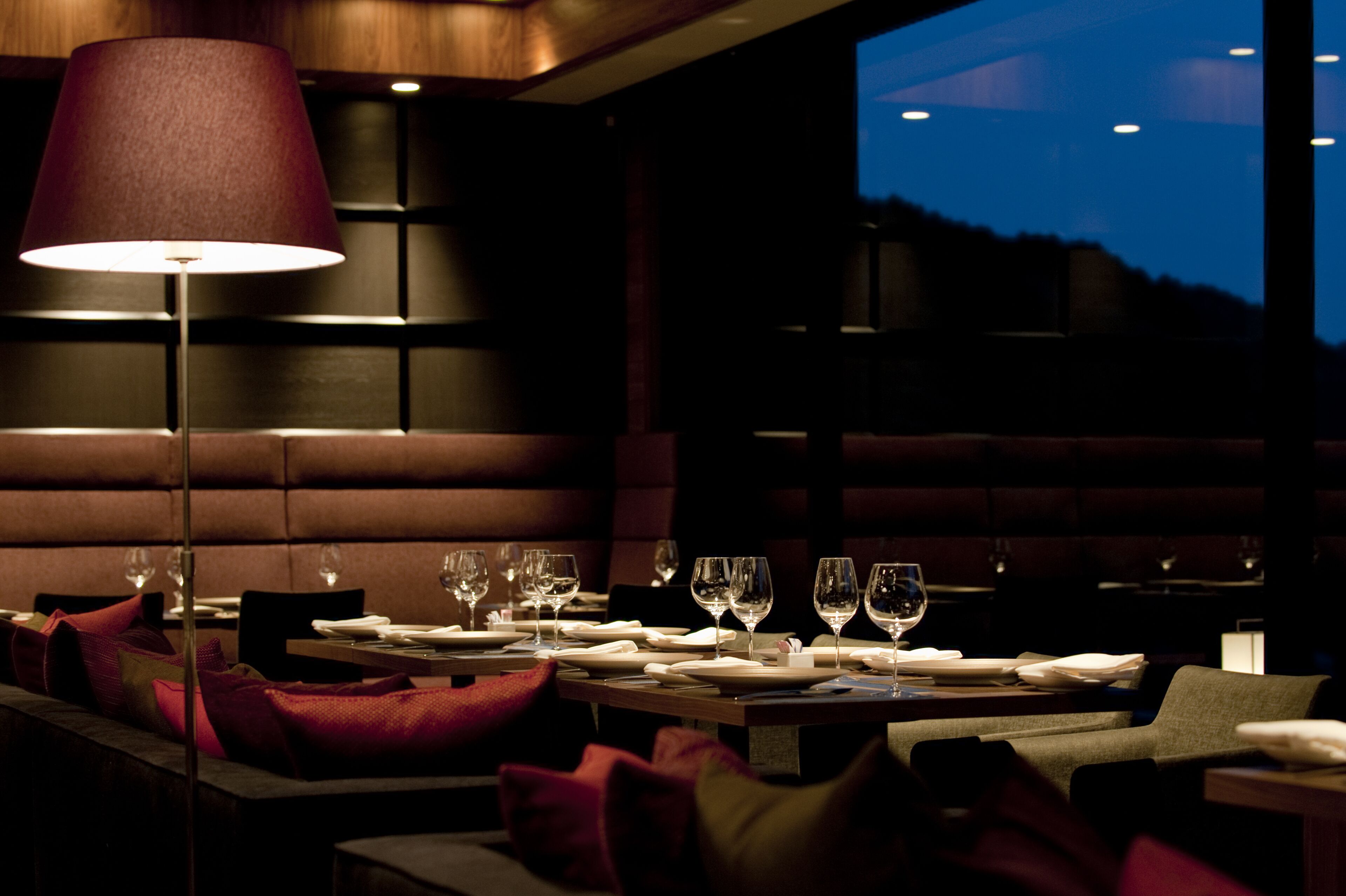 2 か所のレストラン、ディナーに営業 (日本料理 / 和食)