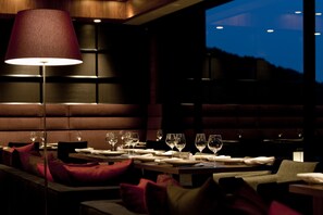 2 restaurants, serveren diner, Japanse gerechten