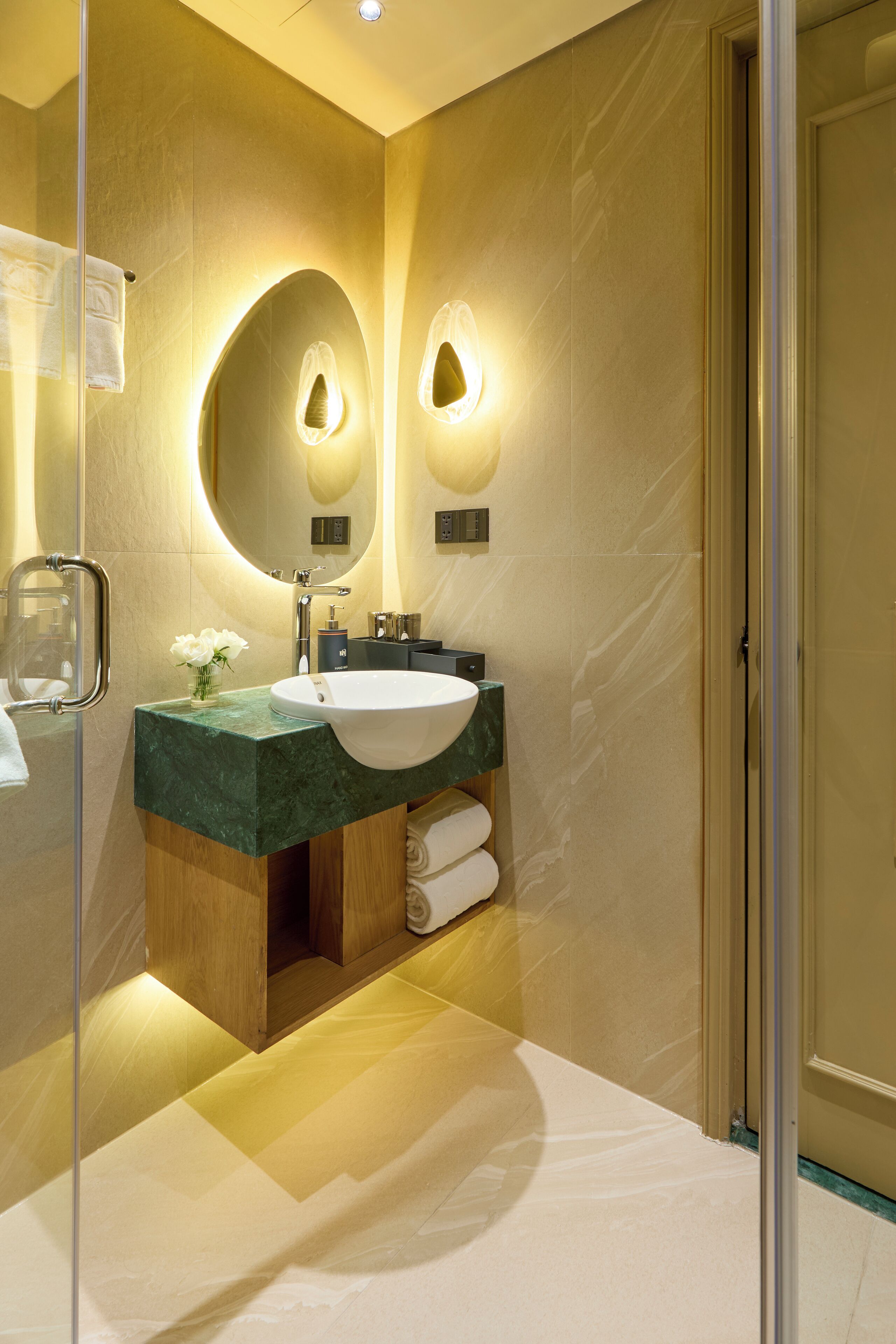 Un baño moderno con un lavabo grande, un espejo y un armario empotrado.