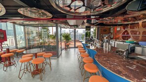 Bar en bord de piscine