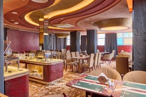 2 restaurants, breakfast served