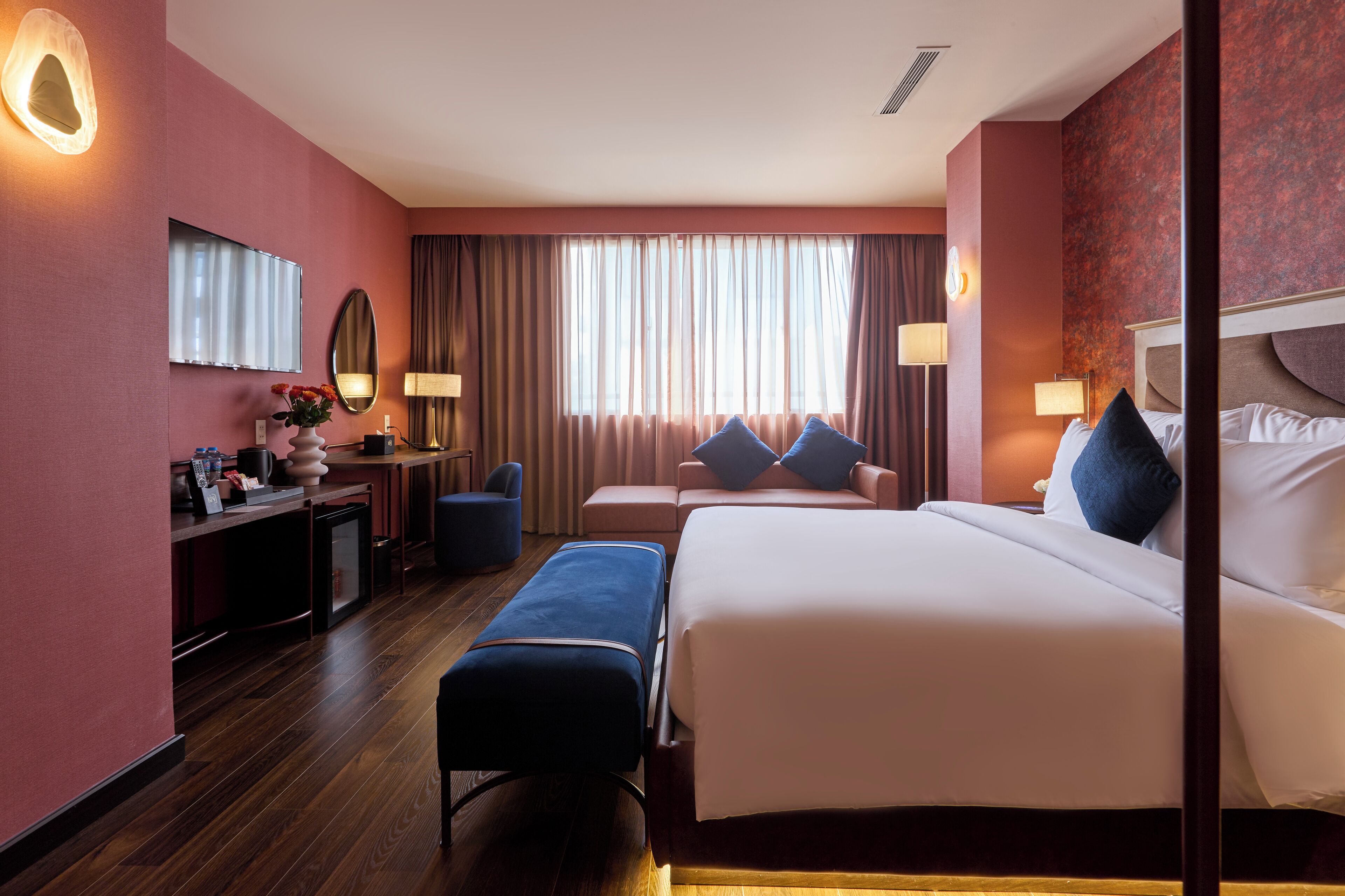 Rom – executive, byutsikt | Dundyner, minibar, safe på rommet og wi-fi (inkludert)