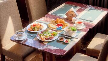 Free daily buffet breakfast