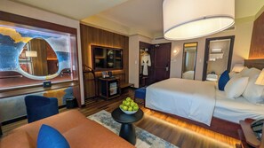 Rom – executive, byutsikt | Dundyner, minibar, safe på rommet og skrivebord