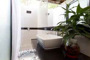 Shower, free toiletries, bidet, towels - Danas Canggu Guesthouse (Kerobokan)