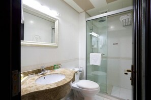 Badezimmer | Dusche, kostenlose Toilettenartikel, Haartrockner, Hausschuhe