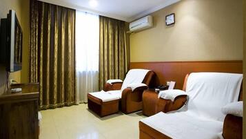 5 treatment rooms, massages