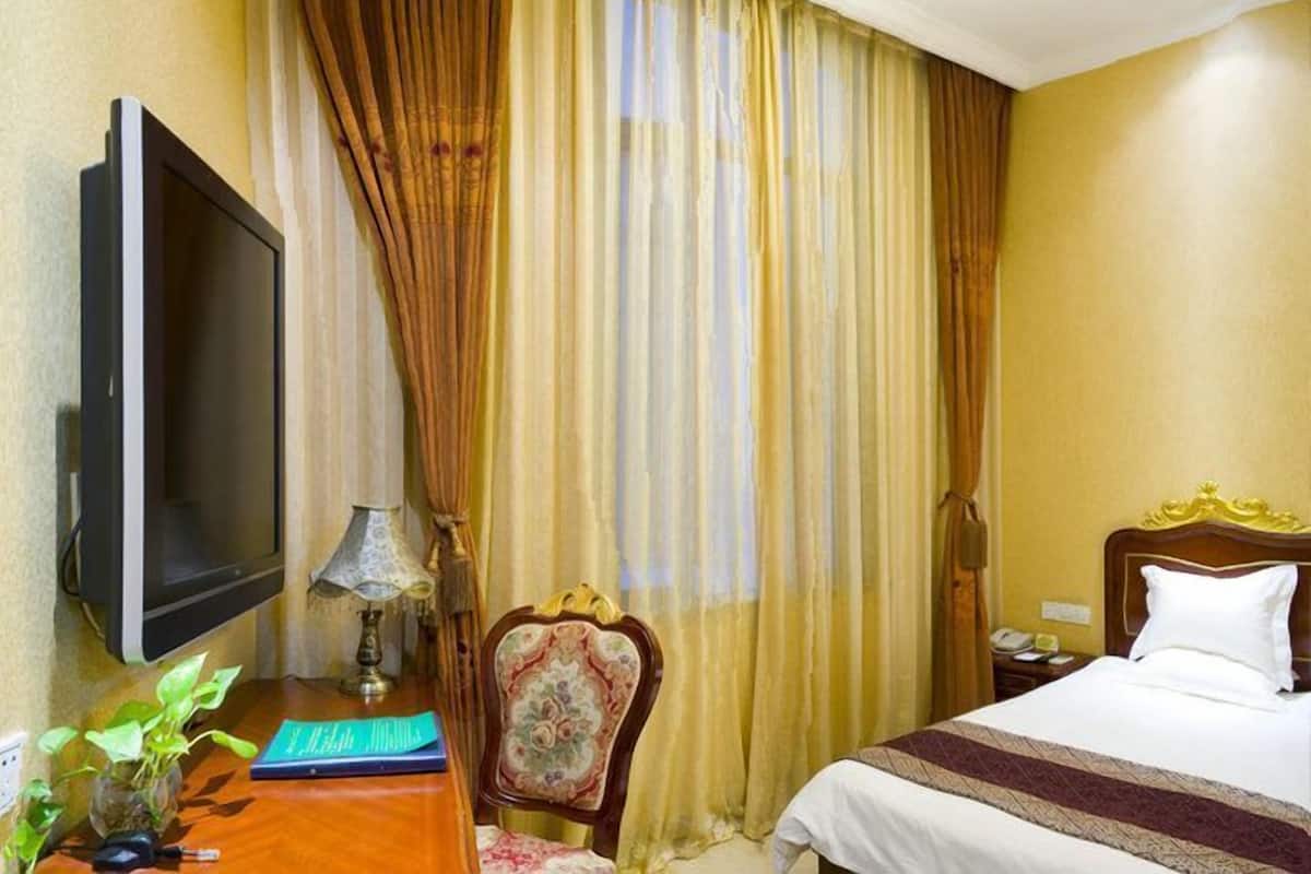 Pillow-top beds, desk, blackout curtains, cots/infant beds