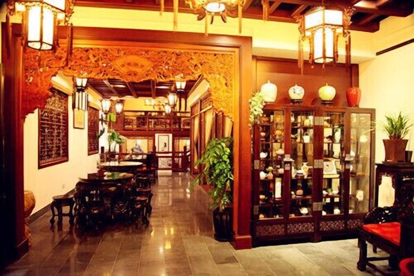 供应早餐、午餐和晚餐，中国菜